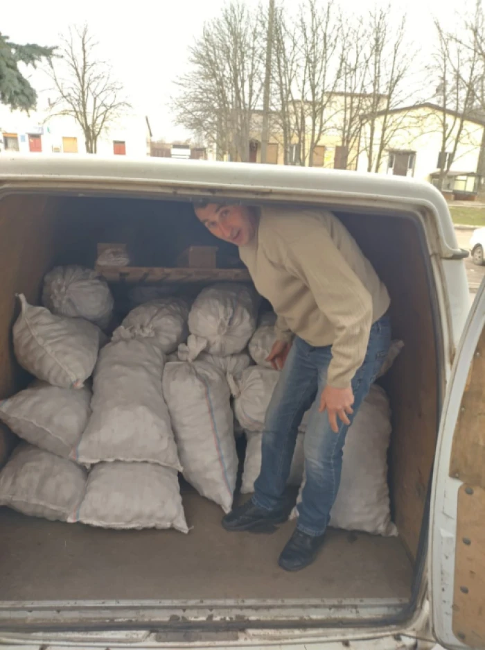 Анатолій разом із цінним вантажем від волонтерів