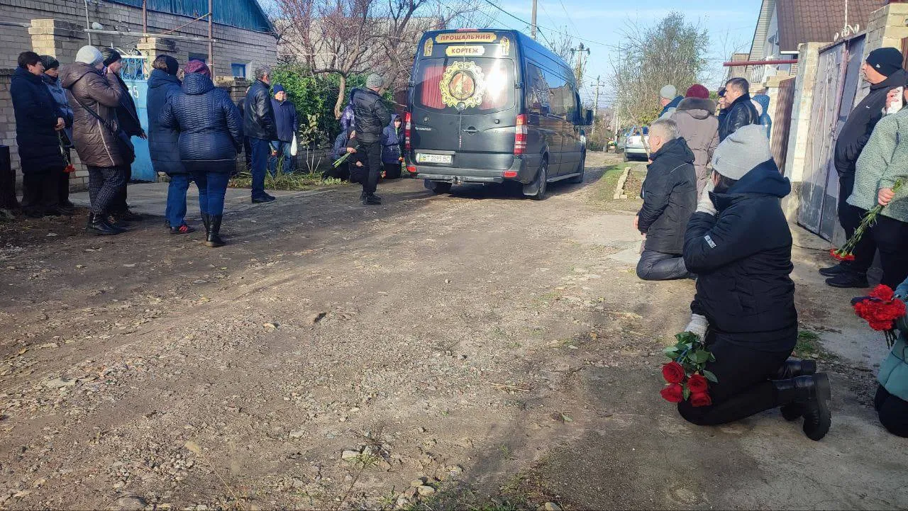 Люди зустрічали Героя навколішки