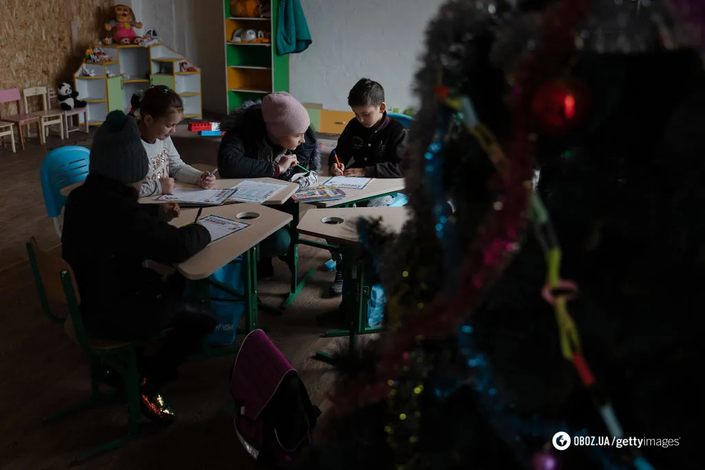 Гра у війну та холодні стіни: як навчаються діти у майже знищеному окупантами Високопіллі на Херсонщині. Фото