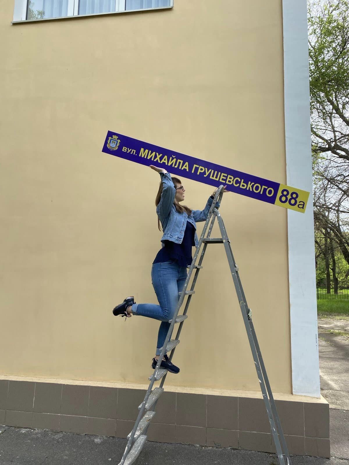 У Херсоні почали встановлювати таблички з новими назвами вулиць, на черзі – зупинки