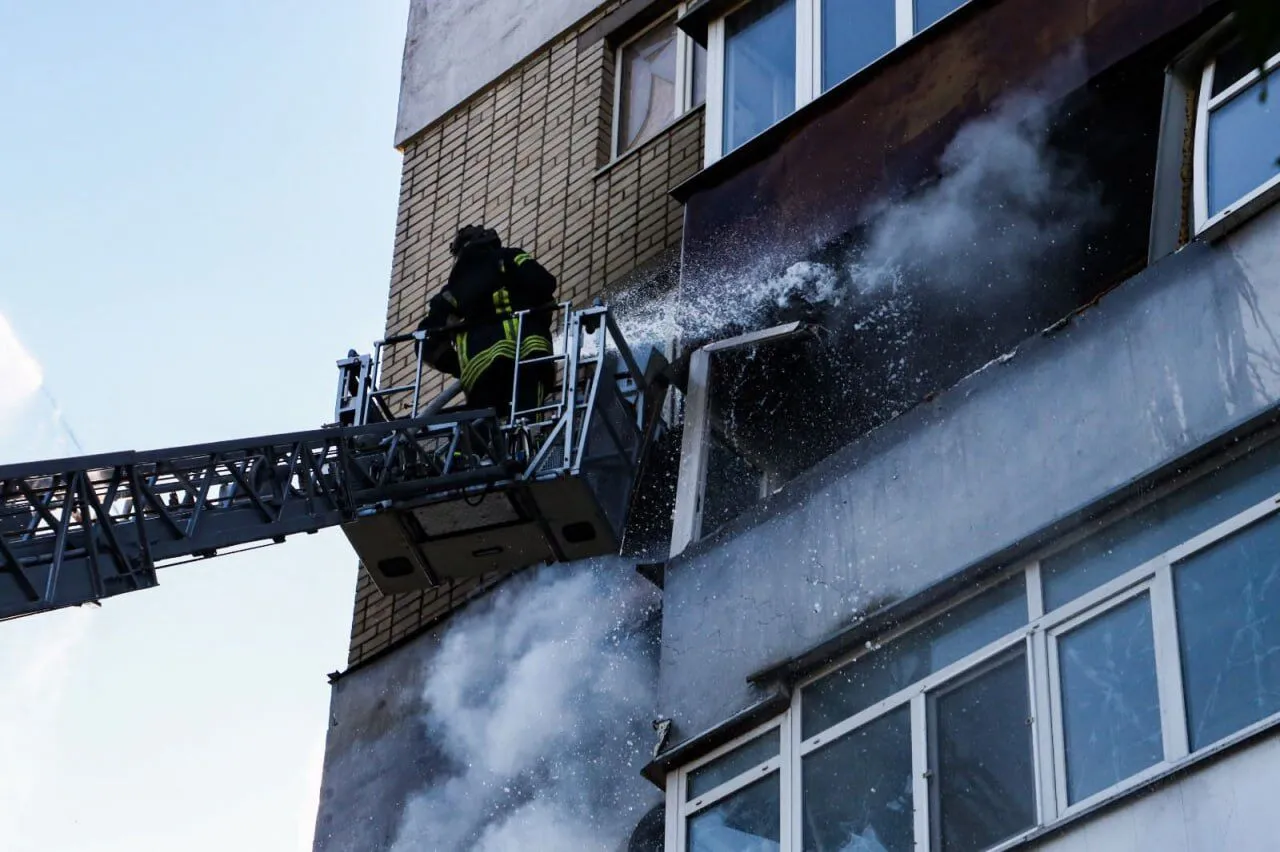 Війська РФ обстріляли житловий квартал Херсона: снаряд влучив у квартиру. Фото