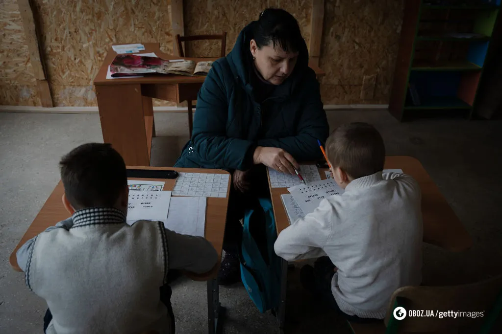 Гра у війну та холодні стіни: як навчаються діти у майже знищеному окупантами Високопіллі на Херсонщині. Фото