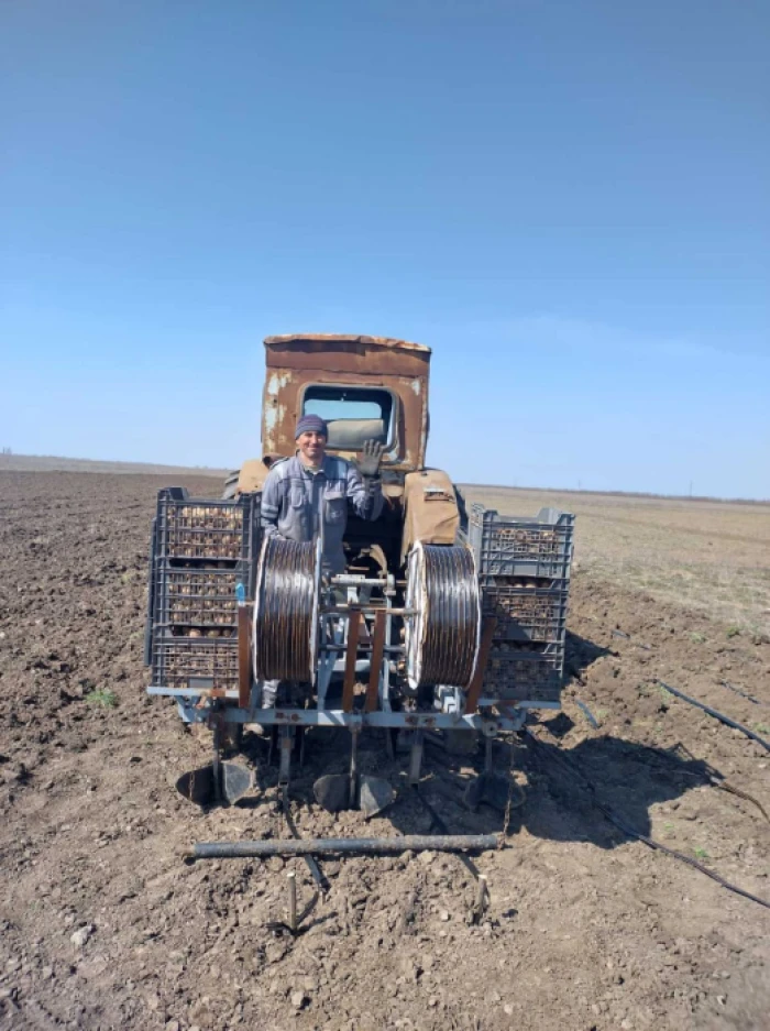 Анатолій працює на полі