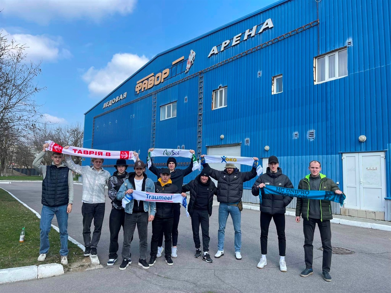 Хокейна команда біля рідної арени