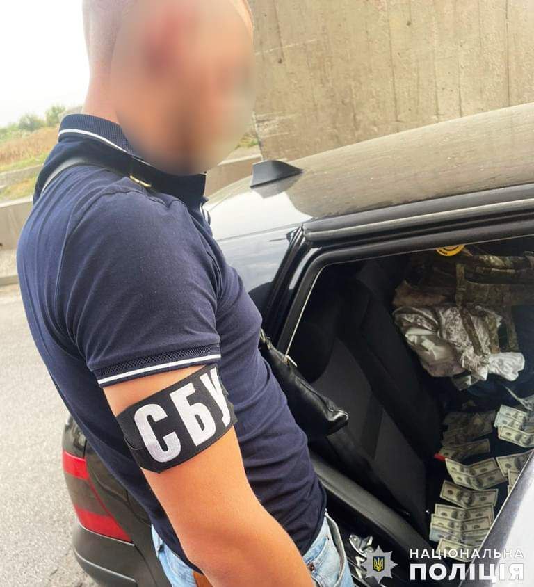 $4,5 тис. за зняття із військового обліку – миколаївські поліцейські затримали посередника та керівника одного з ТЦК Херсону на хабарі (ФОТО) 3