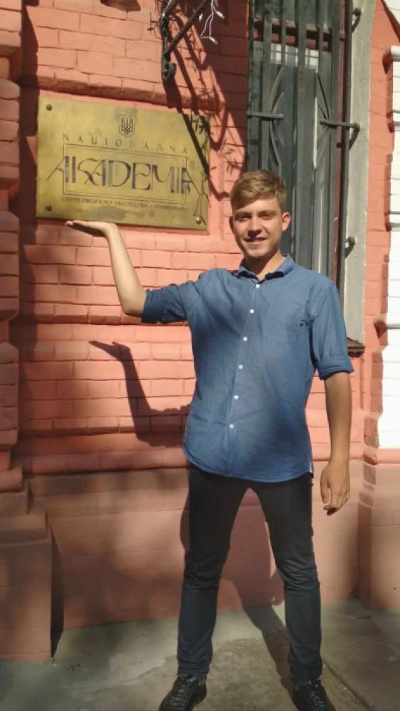 Ілля Бут біля академії в Києві / Фото Володимира Бута