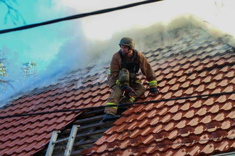 Ранковий удар по Херсону: спалахнула пожежа у двоповерхівці 02
