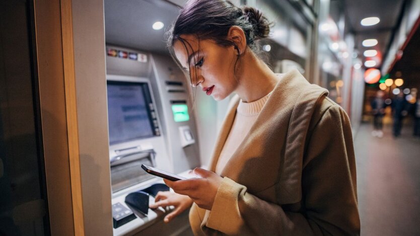 Зняття грошей із банкомату / Фото: Getty Images