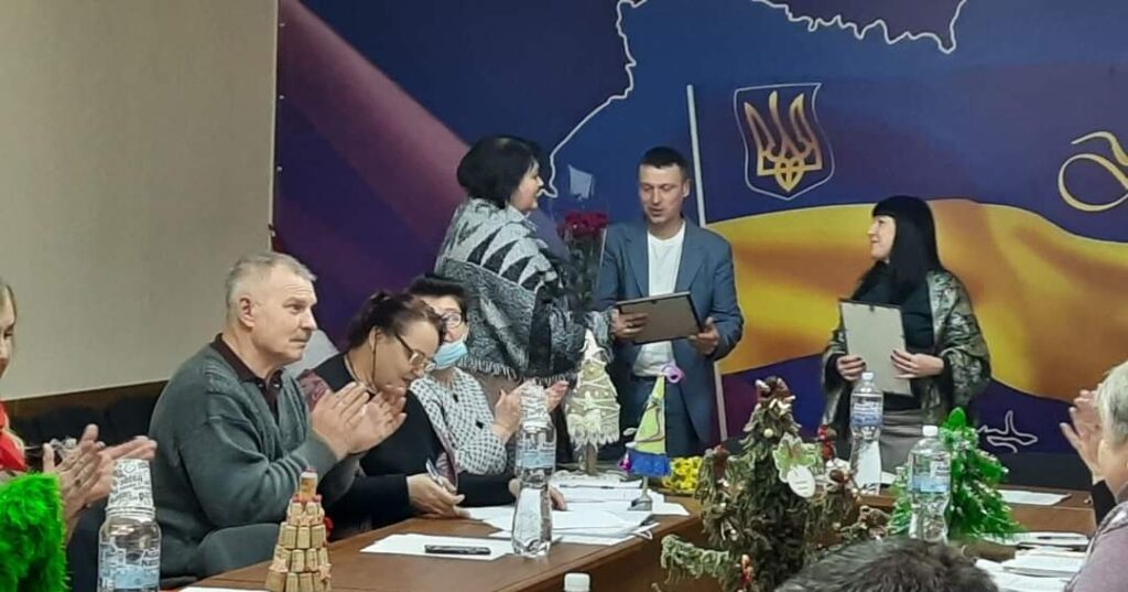 Сергій Воронін ліворуч, в центрі стоїть зрадник Вадим Поліщук. Фото з сайту селищної ради Асканія-Нова