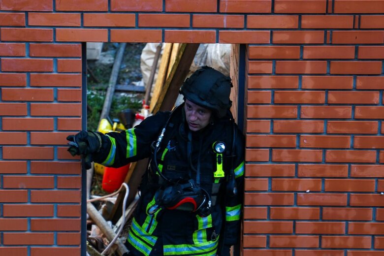 Ранковий удар по Херсону: спалахнула пожежа у двоповерхівці 03