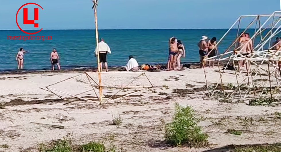 Єдина велика група людей на пляжі с. Стрілкове Херсонської обл. 03.06.2023 р. Джерело фото: YouTube. Колаж: investigator.org.ua