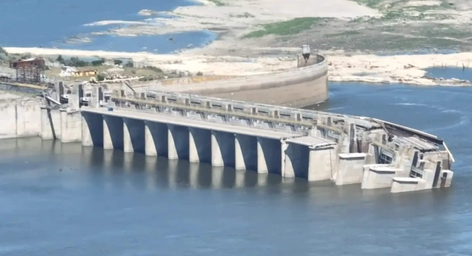 Частина конструкцій повністю пішла під воду: у мережі показали, як зараз виглядає Каховська ГЕС. Відео