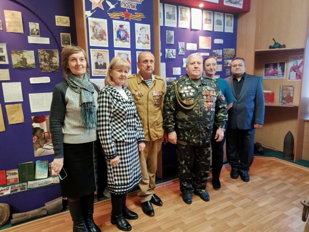 Колаборантка Ганна Кучанська (друга ліворуч), лютий 2025 року. Фото з окупаційних пабліків