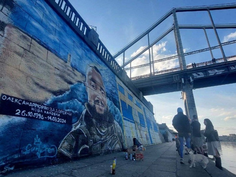 На Подолі створили мурал на честь воїна з Нової Каховки – був партизаном в окупації та добровільно пішов у військо