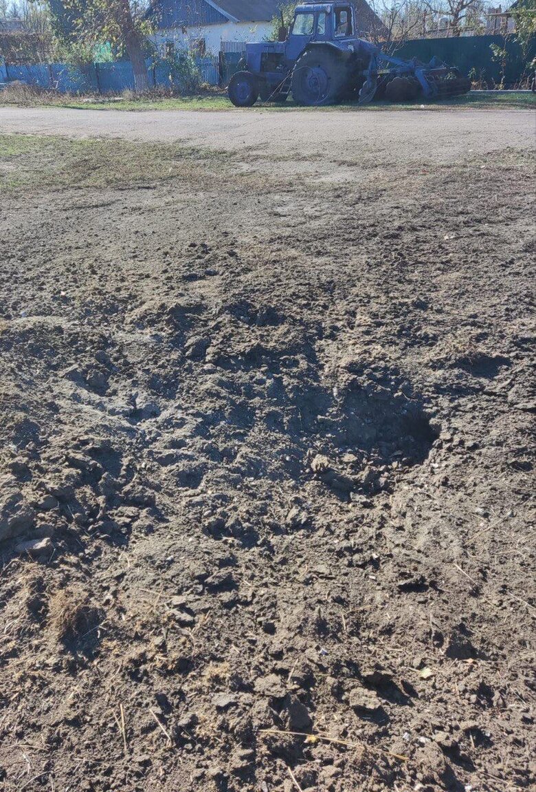 Противник обстріляв із артилерії Хрещенівку Херсонської області, пошкоджено сільгосптехніку 04