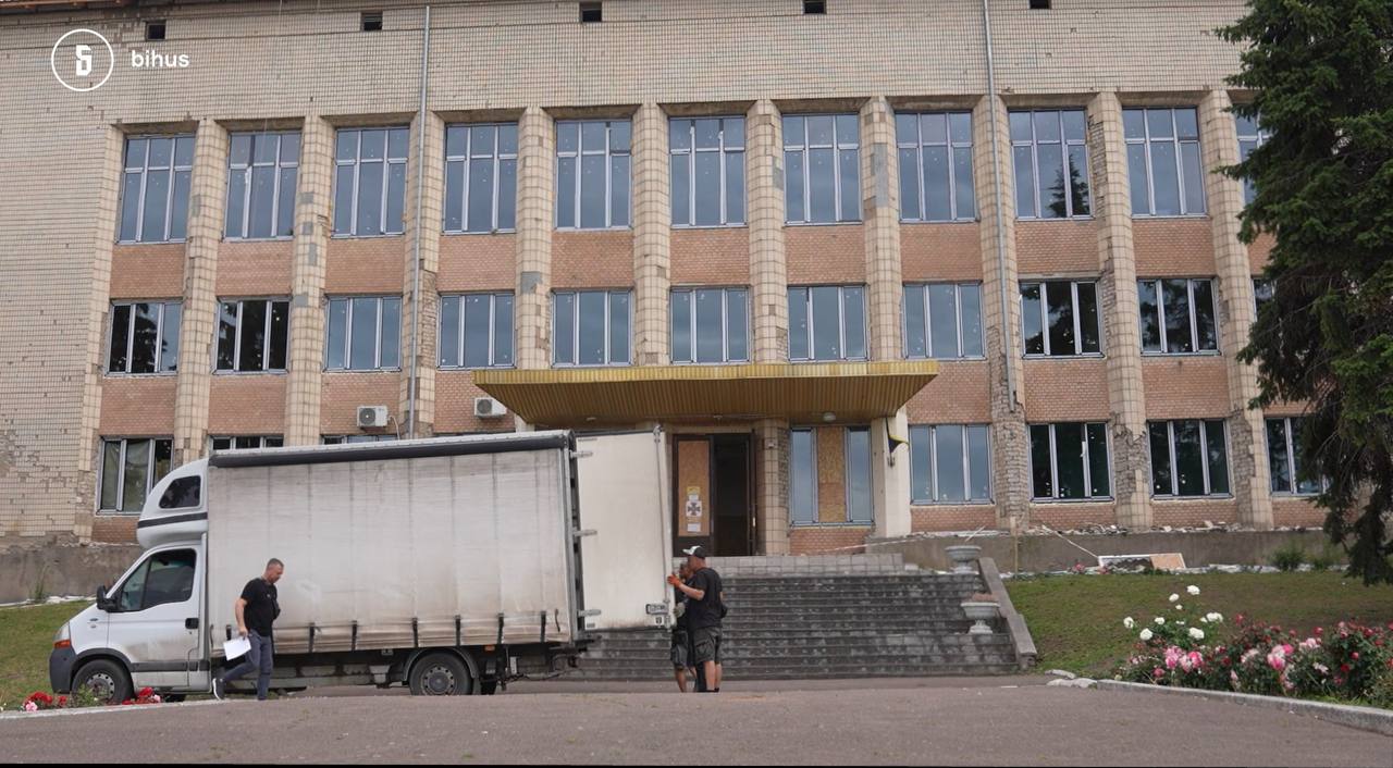 Сотні мільйонів на відбудову Херсонщини віддали компанії, пов’язаній з місцевою владою, поліцейськими і “Великим будівництвом”