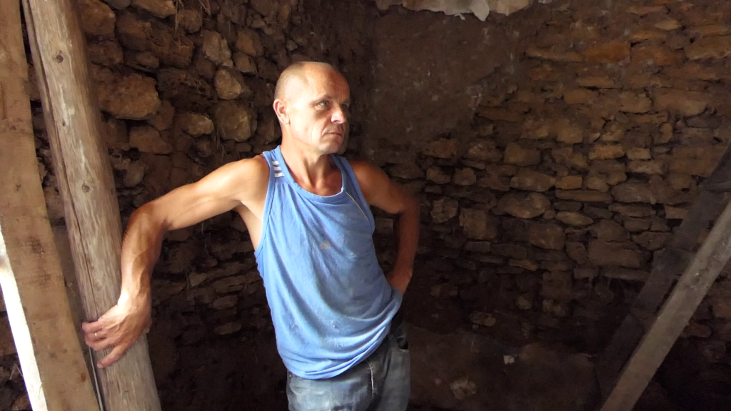 Віталій у своєму напівзруйнованому водою будинку