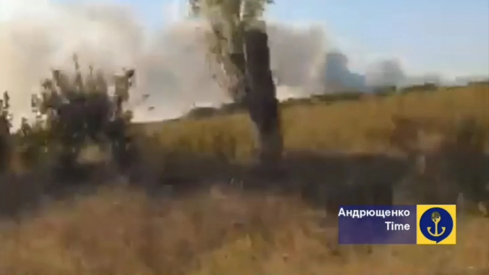 У районі окупованої Нової Каховки на Херсонщині горить склад армії РФ. Відео