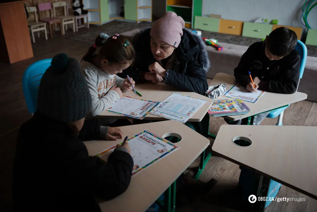 Гра у війну та холодні стіни: як навчаються діти у майже знищеному окупантами Високопіллі на Херсонщині. Фото