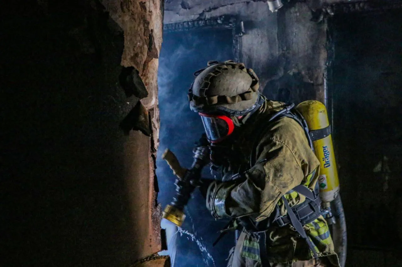 Війська РФ обстріляли житловий квартал Херсона: снаряд влучив у квартиру. Фото