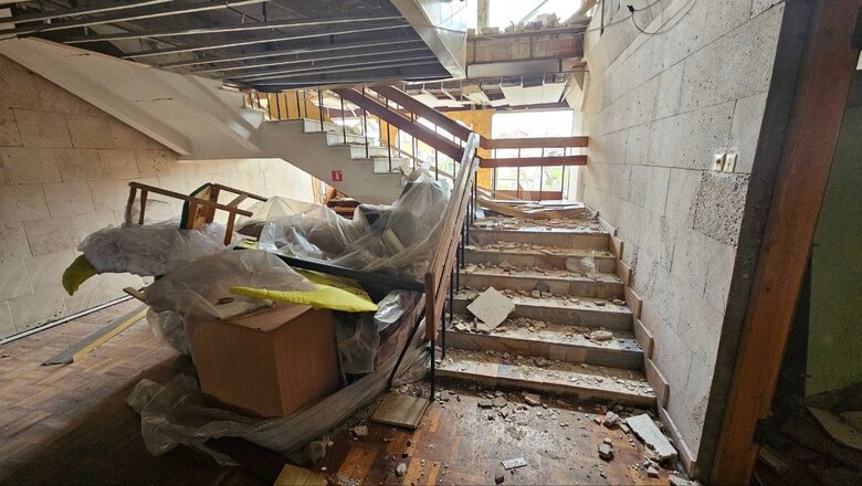 Наслідки ворожого удару по обласній бібліотеці у Херсоні 05