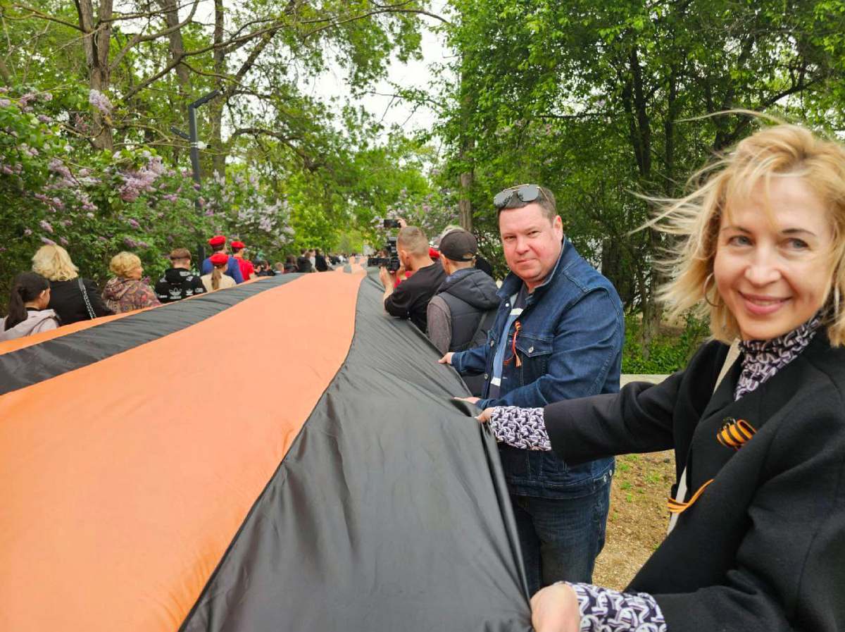 Віталій Гура бере участь в акції окупантів з георгієвською стрічкою. Фото з окупаційних джерел