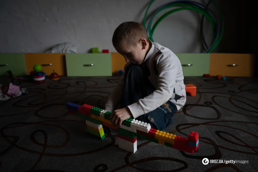 Гра у війну та холодні стіни: як навчаються діти у майже знищеному окупантами Високопіллі на Херсонщині. Фото