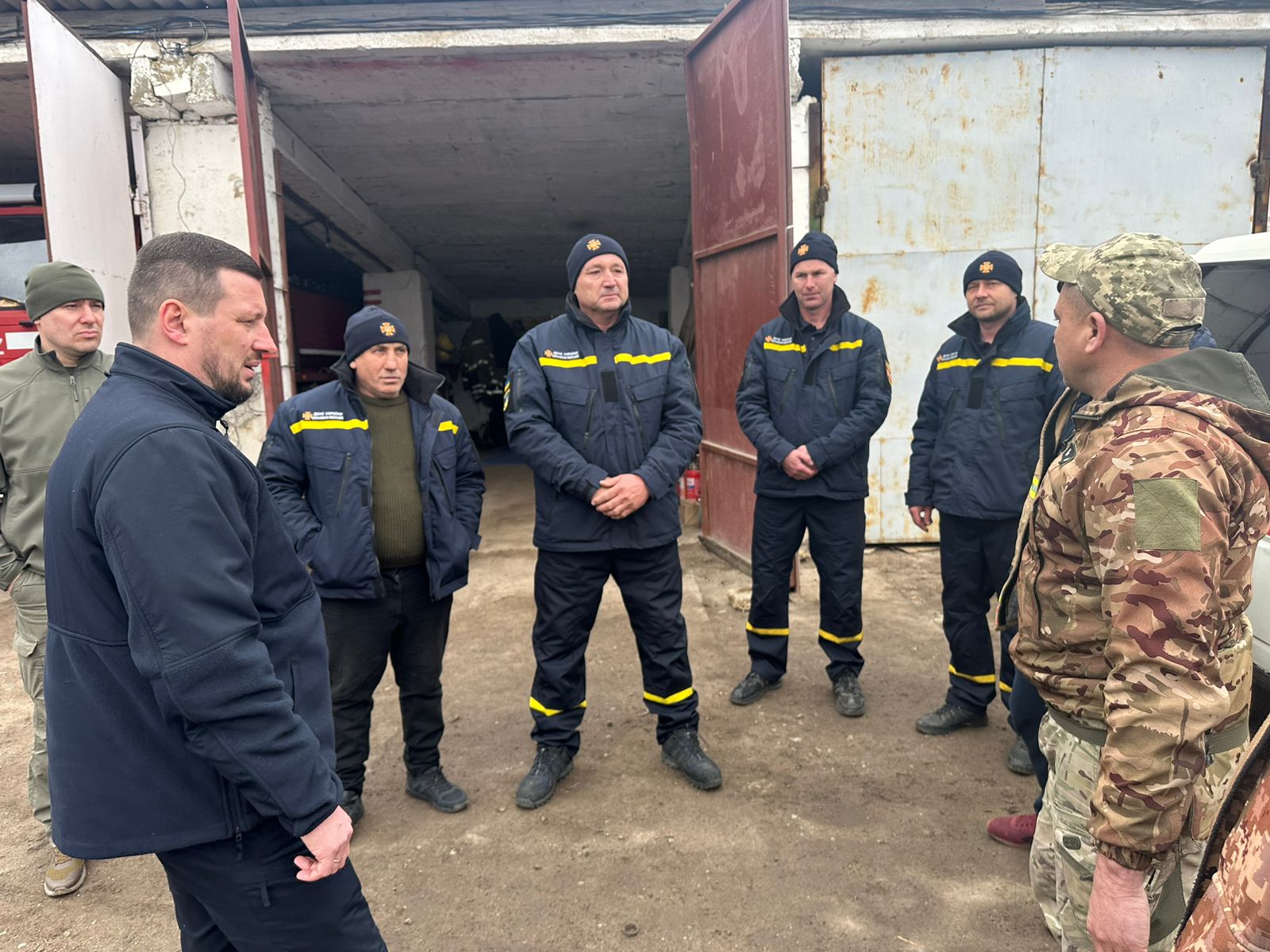 Олександр Прокудін разом з рятувальниками та військовими