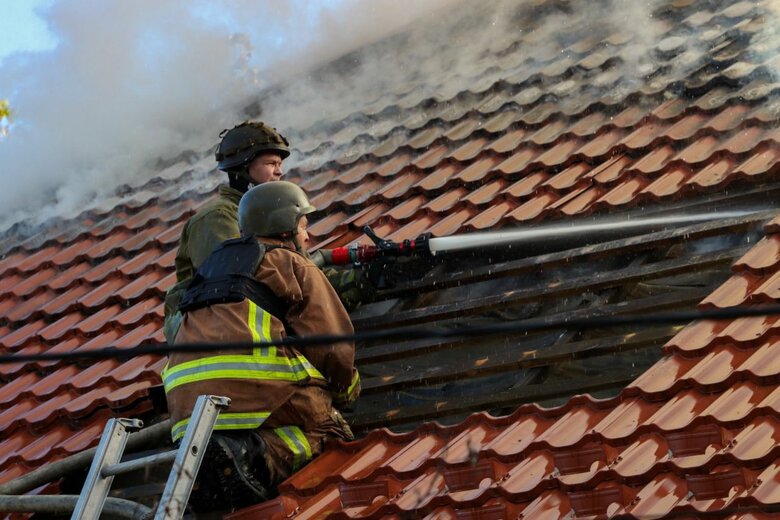 Ранковий удар по Херсону: спалахнула пожежа у двоповерхівці 04