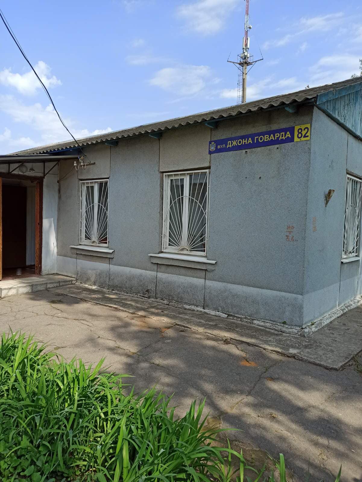 У Херсоні почали встановлювати таблички з новими назвами вулиць, на черзі – зупинки