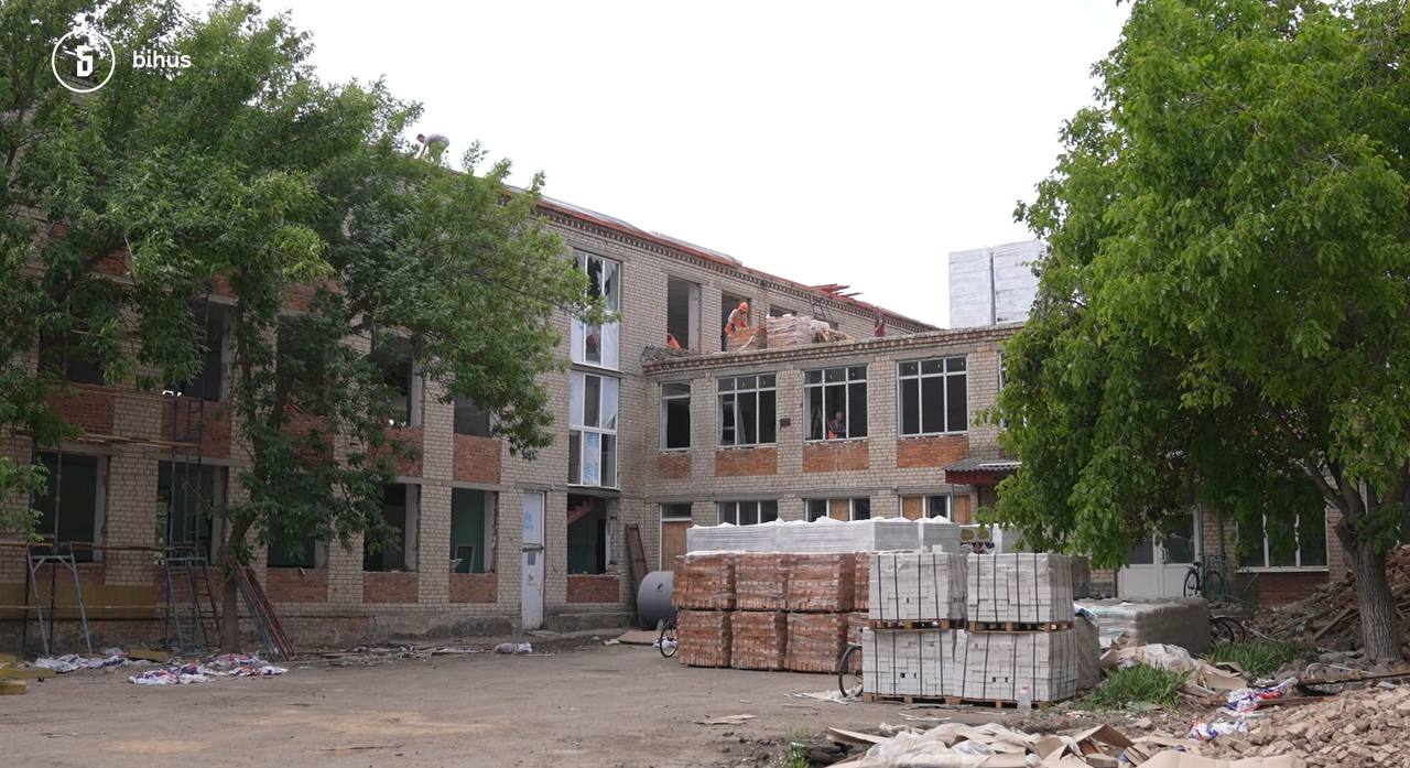 Сотні мільйонів на відбудову Херсонщини віддали компанії, пов’язаній з місцевою владою, поліцейськими і “Великим будівництвом”