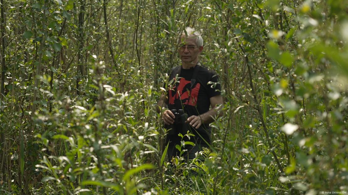 Еколог Вадим Манюк пробирається через хащі дном колишнього Каховського водосховища