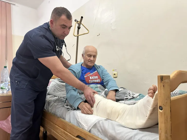 Заведующий хирургическим отделением Херсонской больницы Виталий Хомуха и фельдшер скорой помощи Алексей Алферов.