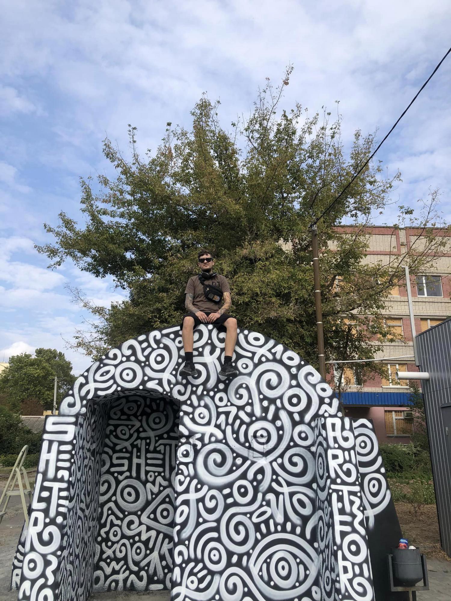 У Херсоні з'явилися унікальні арт-укриття у стилі "кавунового камуфляжу" (фото)