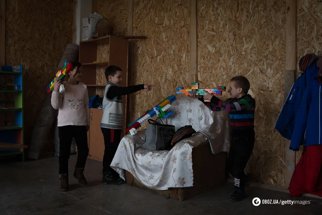 Гра у війну та холодні стіни: як навчаються діти у майже знищеному окупантами Високопіллі на Херсонщині. Фото