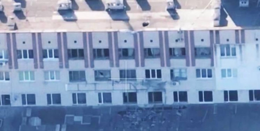 ЗСУ вдарили по автопарку РФ в Олешках (фото) ЗСУ вдарили по автопарку РФ в Олешках (фото)