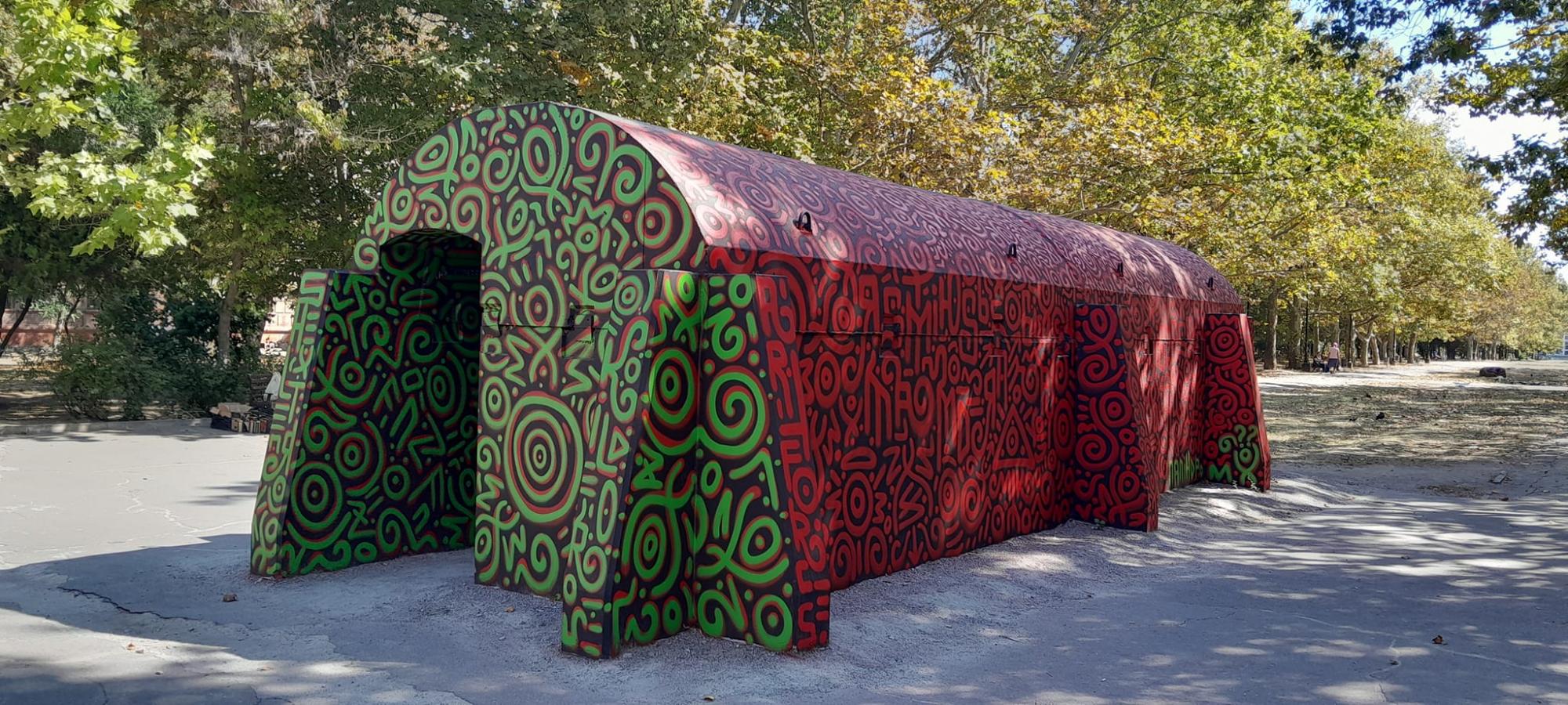 У Херсоні з'явилися унікальні арт-укриття у стилі "кавунового камуфляжу" (фото)