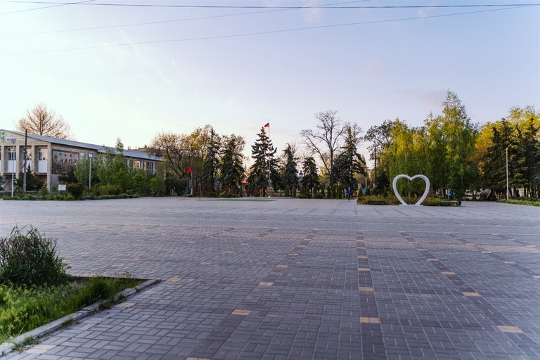 Центральна площа Скадовська із російським прапором