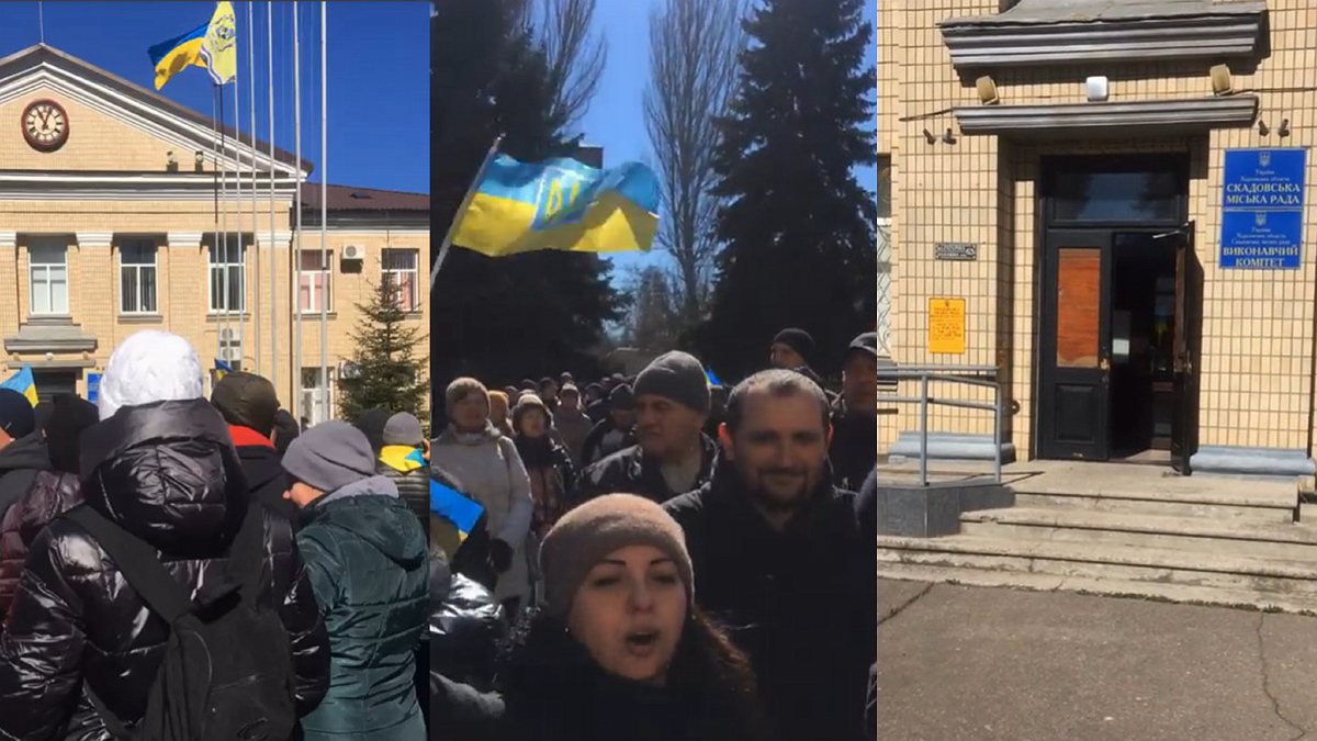 Проукраїнський мітинг біля будівлі Скадовської міської ради 16 березня 2022 року