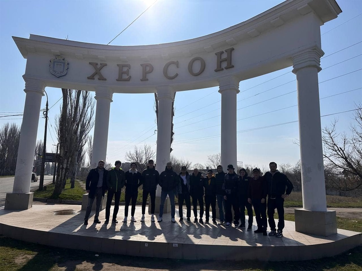 Хокейна команда біля стели