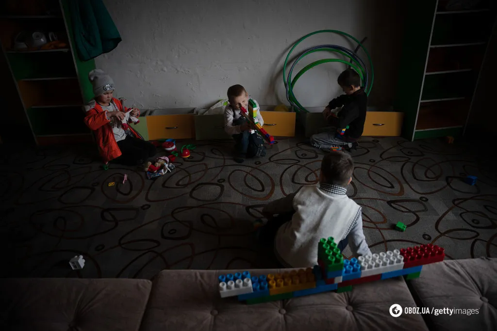 Гра у війну та холодні стіни: як навчаються діти у майже знищеному окупантами Високопіллі на Херсонщині. Фото
