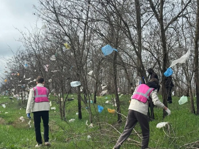 Прибирання у Скадовську 3 квітня 2025 року / Фото окупаційних медіа