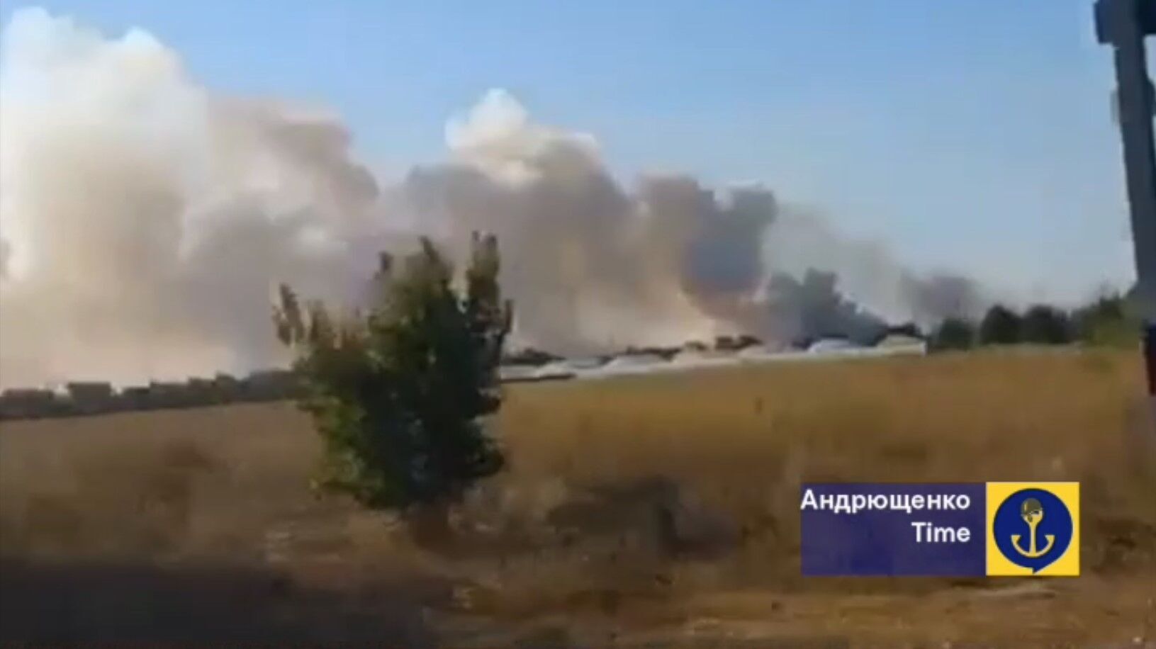 У районі окупованої Нової Каховки на Херсонщині горить склад армії РФ. Відео