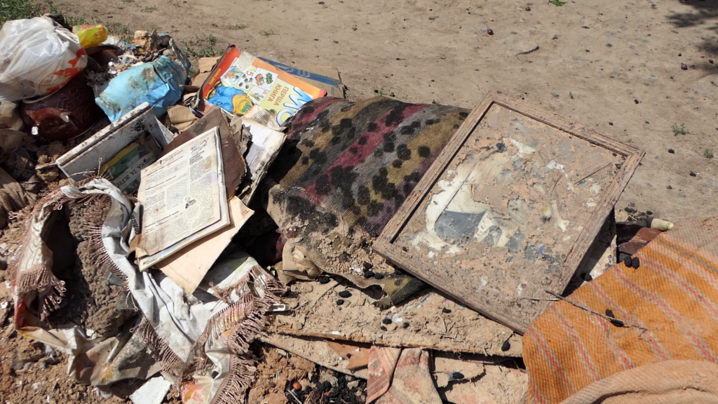 Купи сміття, що колись були особистими речами дар’ївців