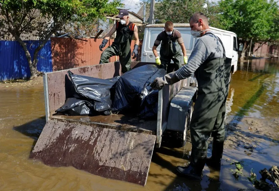 Reuters опублікувала фото з жертвами повені через російський теракт на Каховській ГЕС. 21+