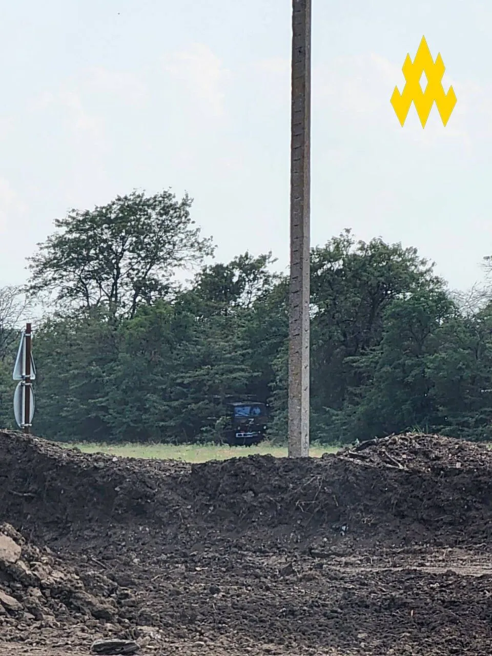 Окупанти на Херсонщині ховають техніку в лісопосадках, щоб врятуватися від партизанів. Фото