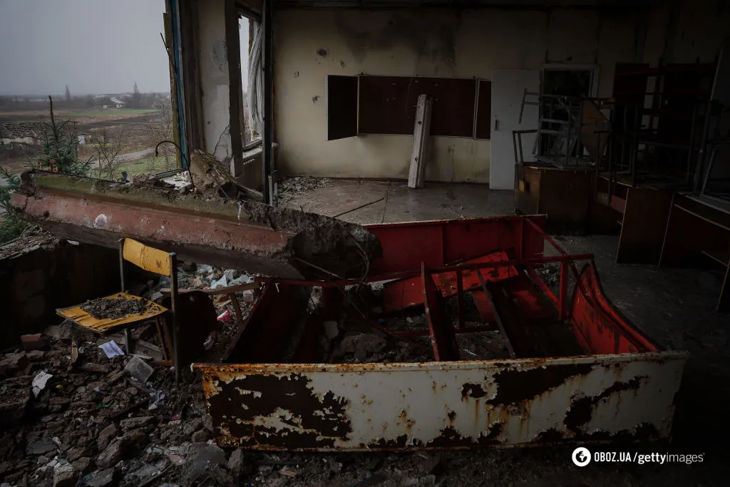 Гра у війну та холодні стіни: як навчаються діти у майже знищеному окупантами Високопіллі на Херсонщині. Фото