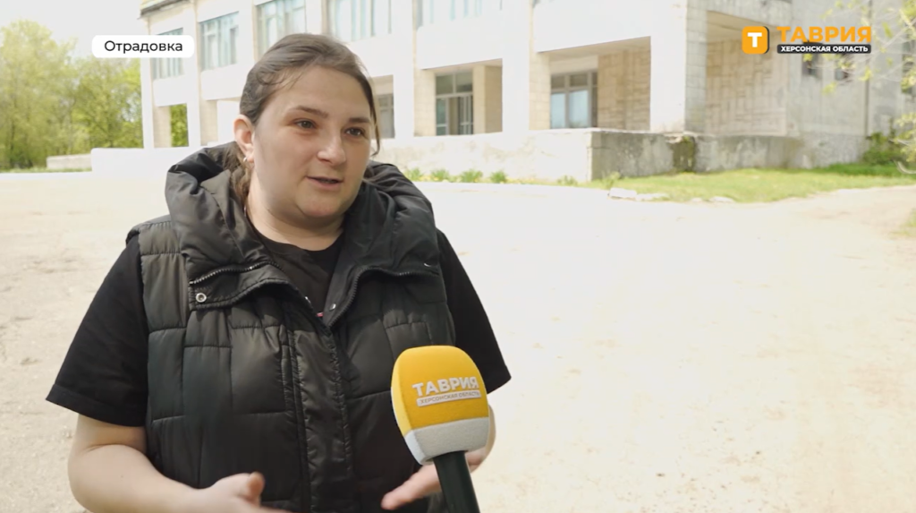 Колаборантка Олександра Леона біля будинку культури в Одрадівці, скріншот відео